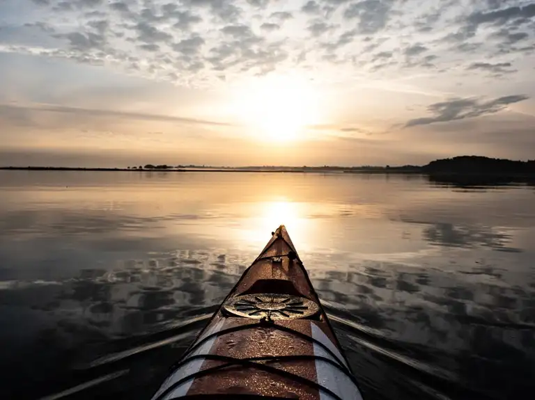 Kajak i vandoverfladen ved Præstø Fjord