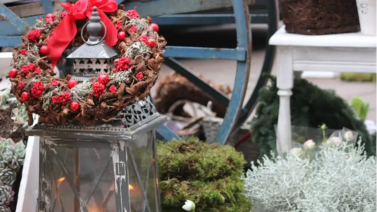 Julekrans med rød sløjfe og andet pyntegrønt