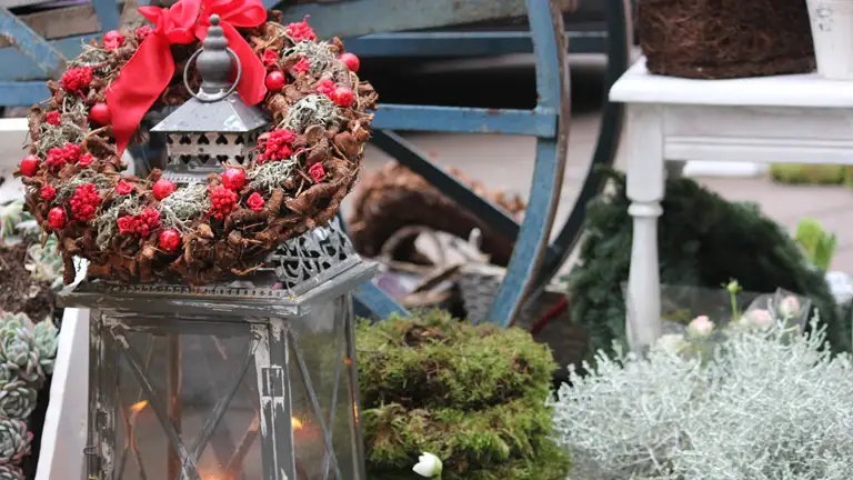 Julekrans med rød sløjfe og andet pyntegrønt