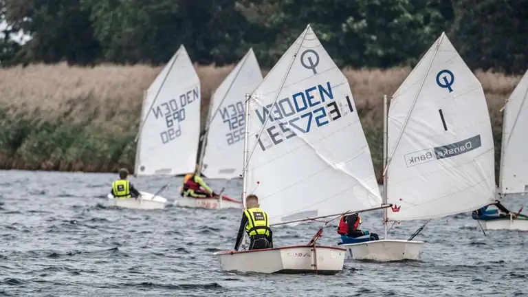 Børn i joller i vandet