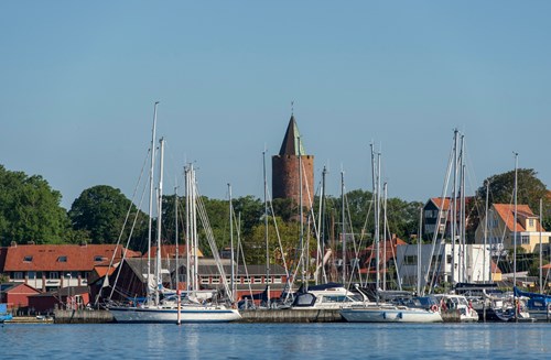Sejlbåde i Vordingborg Nordhavn med Gåsetårnet i baggrunden