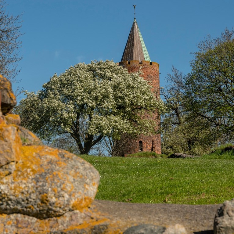 Gåsetårnet med mur i forgrunden af fotograf Per Rasmussen